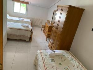 מיטה או מיטות בחדר ב-Hostal Sequeiros