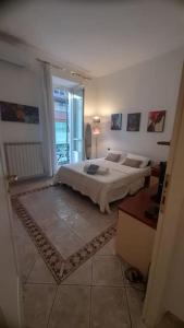 um quarto com uma cama grande e uma janela em ALLOGGIO CENTRALISSIMO SANREMO em Sanremo
