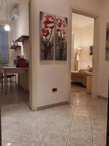 Cette chambre dispose d'une porte ornée de fleurs sur le mur. dans l'établissement ALLOGGIO CENTRALISSIMO SANREMO, à Sanremo