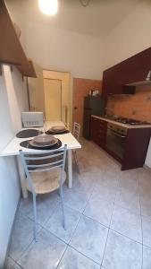 uma pequena cozinha com uma mesa e um fogão em ALLOGGIO CENTRALISSIMO SANREMO em Sanremo