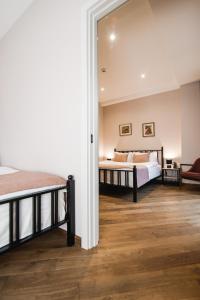 Rúm í herbergi á Makmani Boutique Hotel by DNT Group