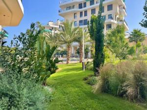 Ogród w obiekcie Allonbay Beach & Nature SPA Apartment