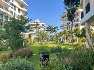Ogród w obiekcie Allonbay Beach & Nature SPA Apartment
