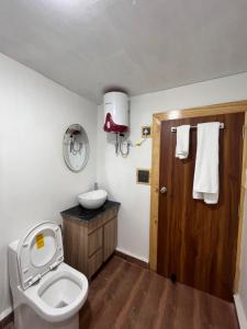 een badkamer met een toilet en een wastafel bij The airva inn in Bhīm Tāl