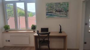 TV a/nebo společenská místnost v ubytování Frejstejn House, Artist's Residence