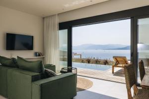 un soggiorno con vista sull'oceano di Private pool with prime location Oraio Meros a Paleros