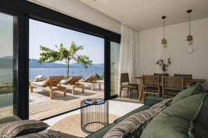 un soggiorno con vista sull'oceano di Private pool with prime location Oraio Meros a Paleros