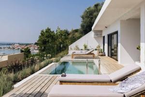 una casa con piscina e terrazza di Private pool with prime location Oraio Meros a Paleros
