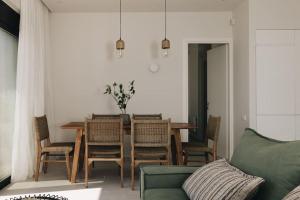 una sala da pranzo con tavolo e sedie di Private pool with prime location Oraio Meros a Paleros Altre 18 foto