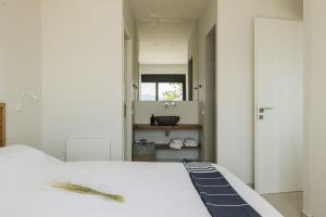 Letto o letti in una camera di Private pool with prime location Oraio Meros