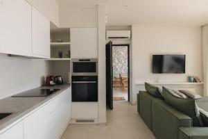 una cucina e un soggiorno con divano di Private pool with prime location Oraio Meros a Paleros