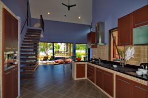 une cuisine avec un escalier menant à un salon dans l'établissement Tha Lane Bay Villas, à Tha Lane Bay