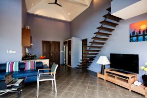 Μια τηλεόραση ή/και κέντρο ψυχαγωγίας στο Tha Lane Bay Villas
