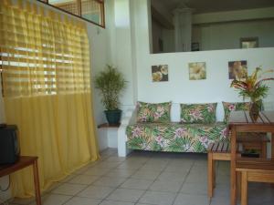 Гостиная зона в The Nest Tobago Apartments