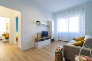 a living room with a couch and a television at Arona Centro - Blue Lake - Wi-Fi - AC in Arona