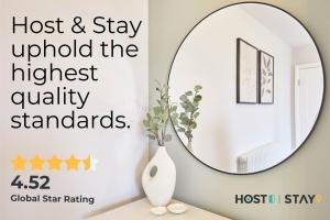 Host & Stay - The Willows في Teversall: مرآة على جدار بجوار طاولة مع مزهرية