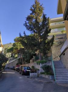 een parkeerplaats met auto's geparkeerd naast een gebouw bij Casa Agave in Ventimiglia