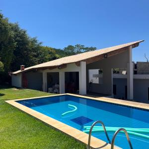 a swimming pool in the yard of a house at Chacara Pe. Cicero in Triunfo