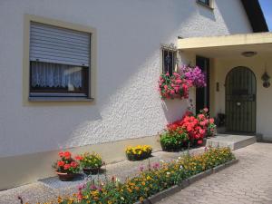 阿恩多夫的住宿－Ferienhaus Herzog，建筑前的一大束鲜花
