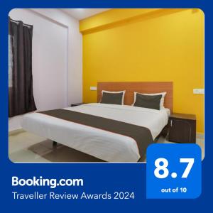 海得拉巴的住宿－Hotel Rbs Kothapet-nagole Road，一间卧室设有一张黄色墙壁的大床