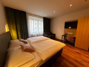 sypialnia z dużym białym łóżkiem w pokoju w obiekcie Hotel-Gasthof Graf w mieście Sankt Pölten
