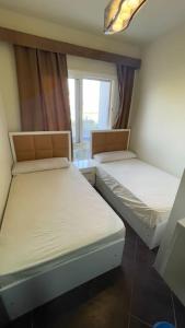 2 camas en una habitación pequeña con ventana en Porto Matrouh unique Chalet en Marsa Matruh