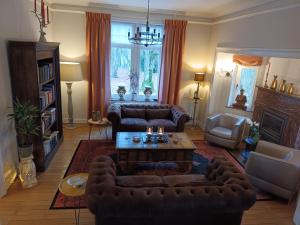 a living room with couches and a coffee table at L'ALBIZIA in Libin