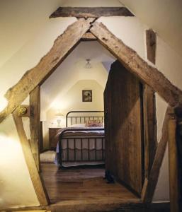 Long Cover Cottage في تينبوري: غرفة نوم فيها سرير