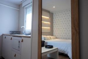 - une petite chambre avec un lit et une fenêtre dans l'établissement Apartamento moderno en el centro de Granada - Mititilla, à Grenade