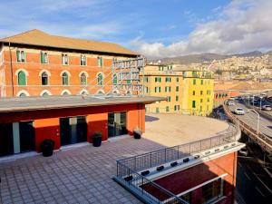 widok na miasto z budynkami i ulicą w obiekcie Palazzo Del Porto w Genui