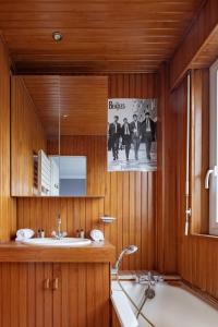 W łazience znajduje się wanna i umywalka. w obiekcie Veeve - A Study in Pink w mieście Boulogne-Billancourt