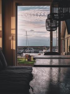 Habitación con ventana y vistas al puerto deportivo. en Villa Sharevik, 