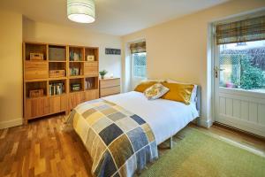 ein Schlafzimmer mit einem Bett und einem Bücherregal in der Unterkunft Host & Stay - The Willows in Teversall