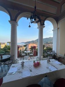 une table avec un tissu de table blanc au-dessus d'un bâtiment dans l'établissement Villa Gelsomino Exclusive House, à Santa Margherita Ligure