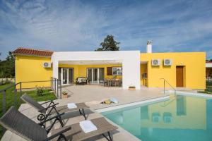 una casa amarilla con piscina frente a ella en Villa Limone by Istrialux, en Šivati