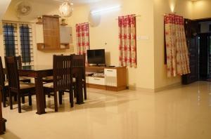 Una cocina y un comedor con mesa y sillas. en OHO ROOMS, en Ernakulam