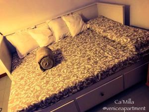 duże łóżko z kołdrą na górze w obiekcie Ca’ MILLA w Wenecji