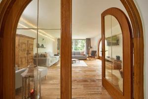 Villa Bruni في غارميش - بارتنكيرشين: باب مفتوح لغرفة المعيشة مع مرآة