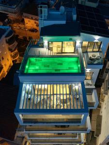 SIGMA Luxury Apartments & Suites في سلانيك: اطلالة علوية على مبنى به مسبح