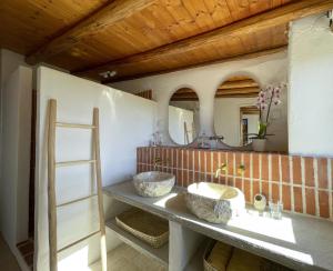 łazienka z 2 umywalkami i lustrem w obiekcie Casa Estrela w mieście Loulé