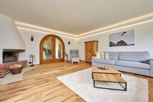 Villa Bruni في غارميش - بارتنكيرشين: غرفة معيشة مع أريكة وطاولة