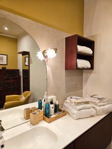 un bagno con lavandino e asciugamani su un bancone di Aedel Lxr a Torino