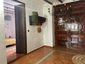 a hallway with a wooden door in a room at Casa de pueblo Ca Barret, a tan sólo dos kilómetros de Xàtiva 