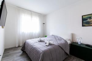 a bedroom with a bed with two towels on it at Bertelli 4 in San Lazzaro di Savena