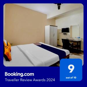 een hotelkamer met 2 bedden en een bureau bij SPOT ON S.k Guest House in Calangute