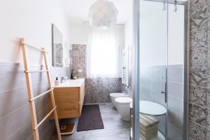 a bathroom with a toilet and a sink and a shower at Bertelli 4 in San Lazzaro di Savena