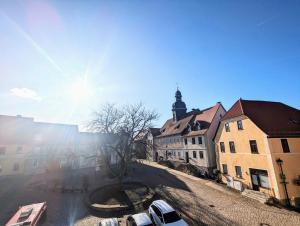 a view of a city with buildings and the sun at Grünes Haus Dornburg in Dorndorf