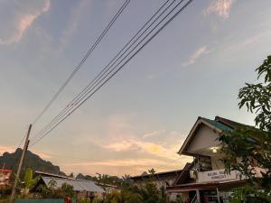 un cielo nuvoloso con linee elettriche sopra un edificio di Ao Luek Homie Homestay a Krabi town