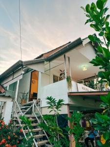 ein Haus mit Treppen und Pflanzen davor in der Unterkunft Ao Luek Homie Homestay in Krabi