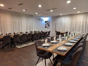 a large conference room with a long table and chairs at Pansion Komfor Fitea in Osijek